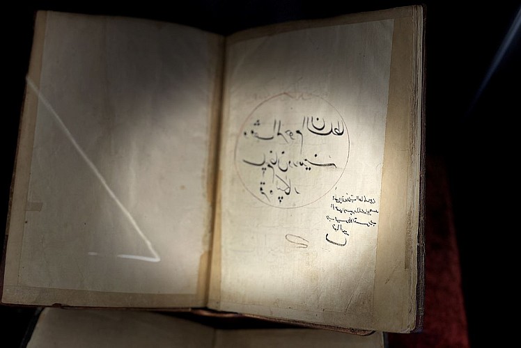 Tarihi camide 450 yıllık el yazması Kur'an-ı Kerim cüzleri bulundu