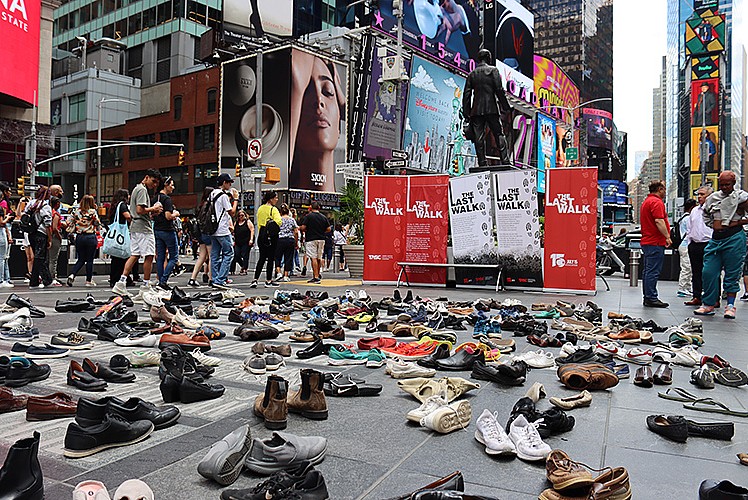 Times Meydanı'na 251 çift ayakkabı konuldu