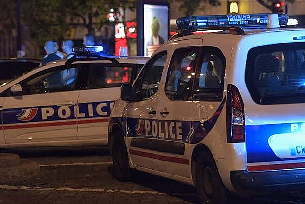 Fransız polisi 2 başörtülü kadını tartakladı
