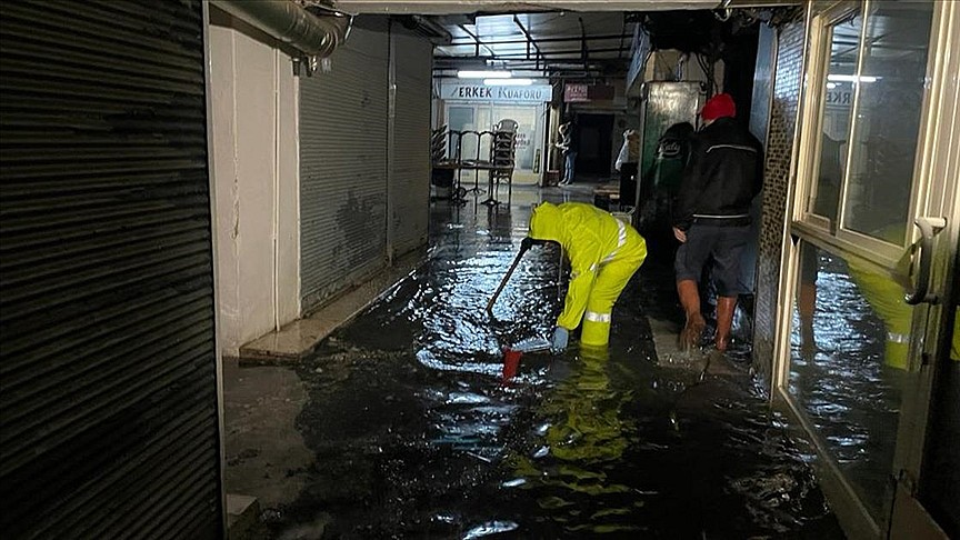 İzmir'de su baskınları meydana geldi