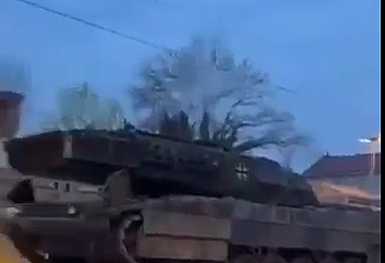 Tank yüklü tren Almanya'dan Ukrayna'ya doğru ilerliyor