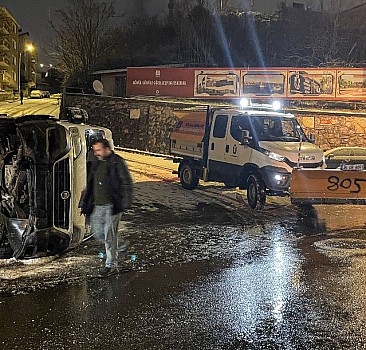 Üsküdar'da servis minibüsü devrildi