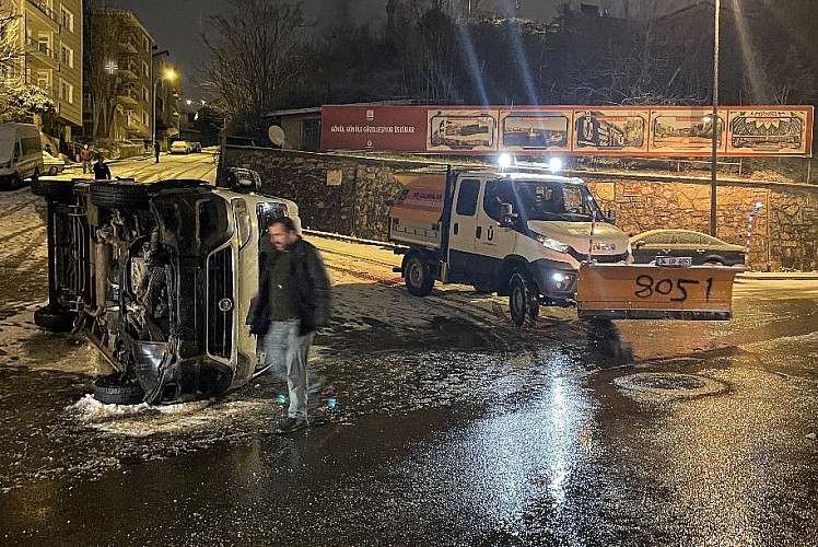 Üsküdar'da servis minibüsü devrildi