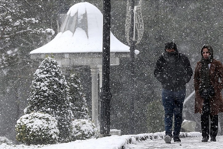 Soğuk hava Karadeniz'den nem topladı İstanbul'a yoğun kar bıraktı