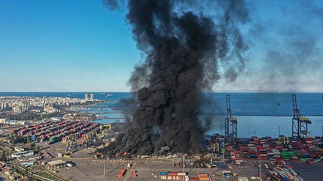 İskenderun Limanı'ndaki yangına müdahale sürüyor