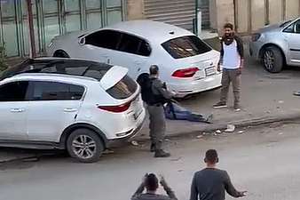İşgal askeri Filistinli sivili sokak ortasında vurdu