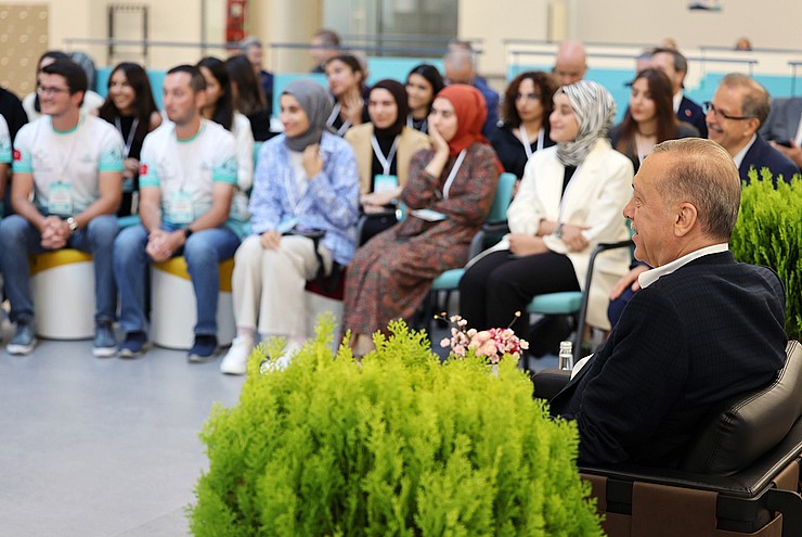 Başkan Erdoğan, kütüphane açılışı sonrası gençlerle buluştu