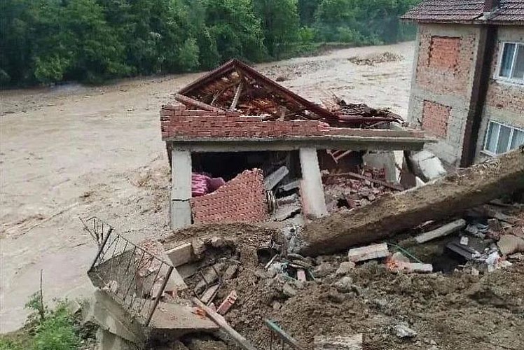 Karabük'te sağanak nedeniyle bir ev yıkıldı