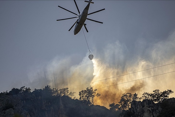 Antalya'da orman yangınına müdahale ediliyor