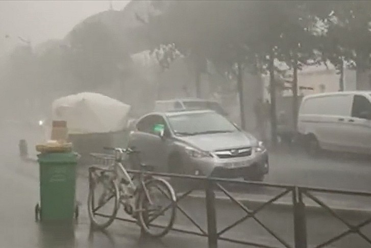 Paris'te şiddetli yağış ve fırtına etkili oldu
