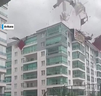 Ankara'da fırtınada çatının uçma anı kamerada