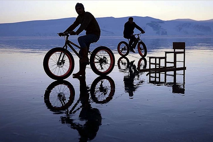 Çıldır Gölü'nde bisikletle gezinti keyfi