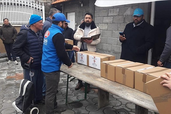 TDV ve DİTİB, Sırbistan'da ihtiyaç sahiplerine ramazan kumanyası dağıttı
