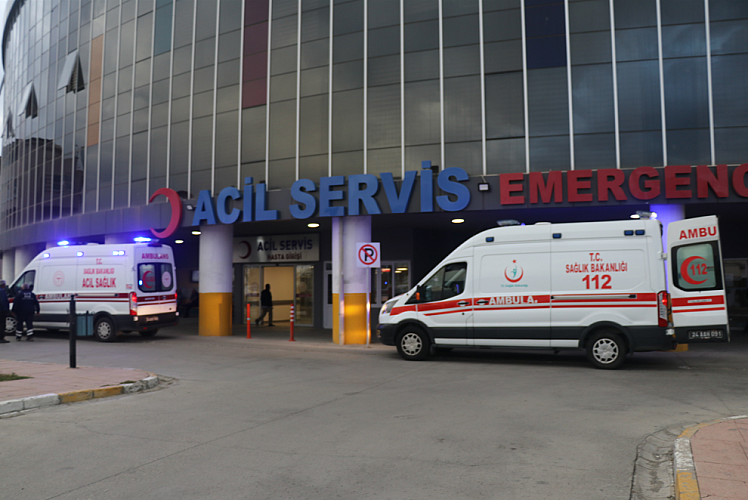 Erzincan'da midibüs devrildi: 21 kişi yaralandı