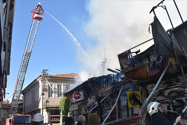 Afyonkarahisar'da yangın: 15 iş yeri kullanılamaz hale geldi
