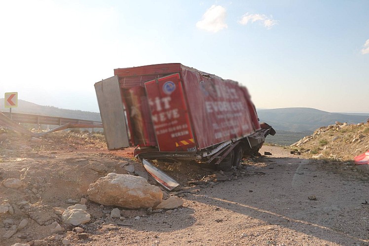 Mersin'de ev eşyası taşıyan kamyon devrildi, 4 kişi öldü