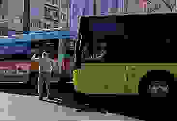 İETT otobüsü minibüse arkadan çarptı