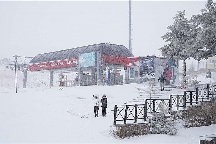 ​Erciyes'te kar yağışı etkili oluyor