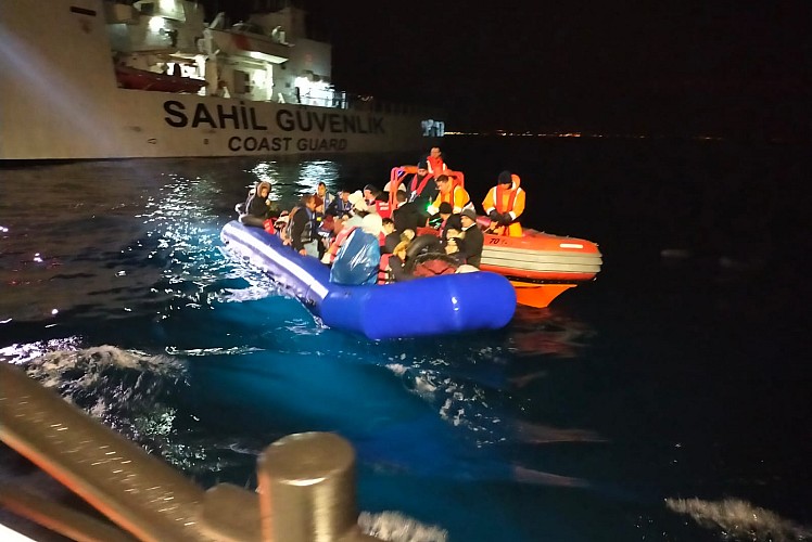 İzmir açıklarında 37 düzensiz göçmen kurtarıldı