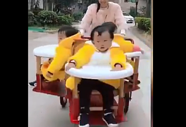 Üçüzleri olan aileler için tasarlanmış bebek arabası