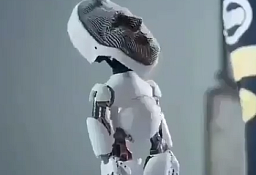 İnsan yüzünü kopyalayan ve hareketleri taklit eden robot
