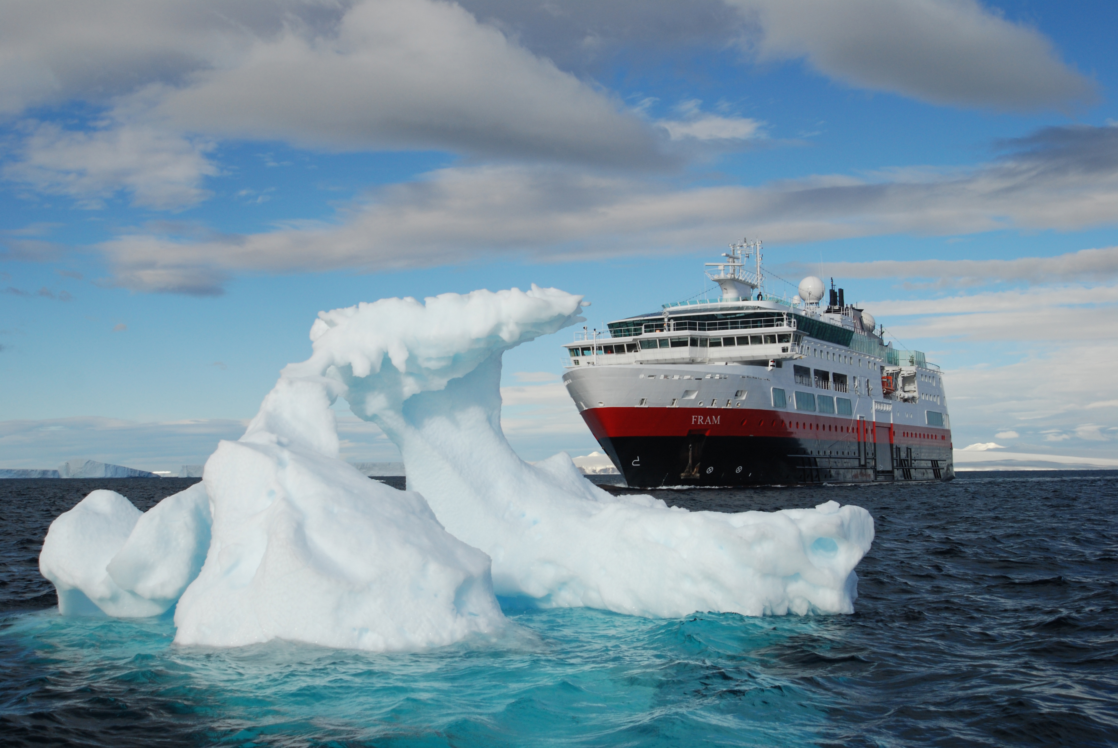 Корабль северный океан. Парусник Айсберг Гренландия. Антарктида Айсберг Титаник корабль. Круиз по Северному Ледовитому океану. Ледокол и Айсберг.