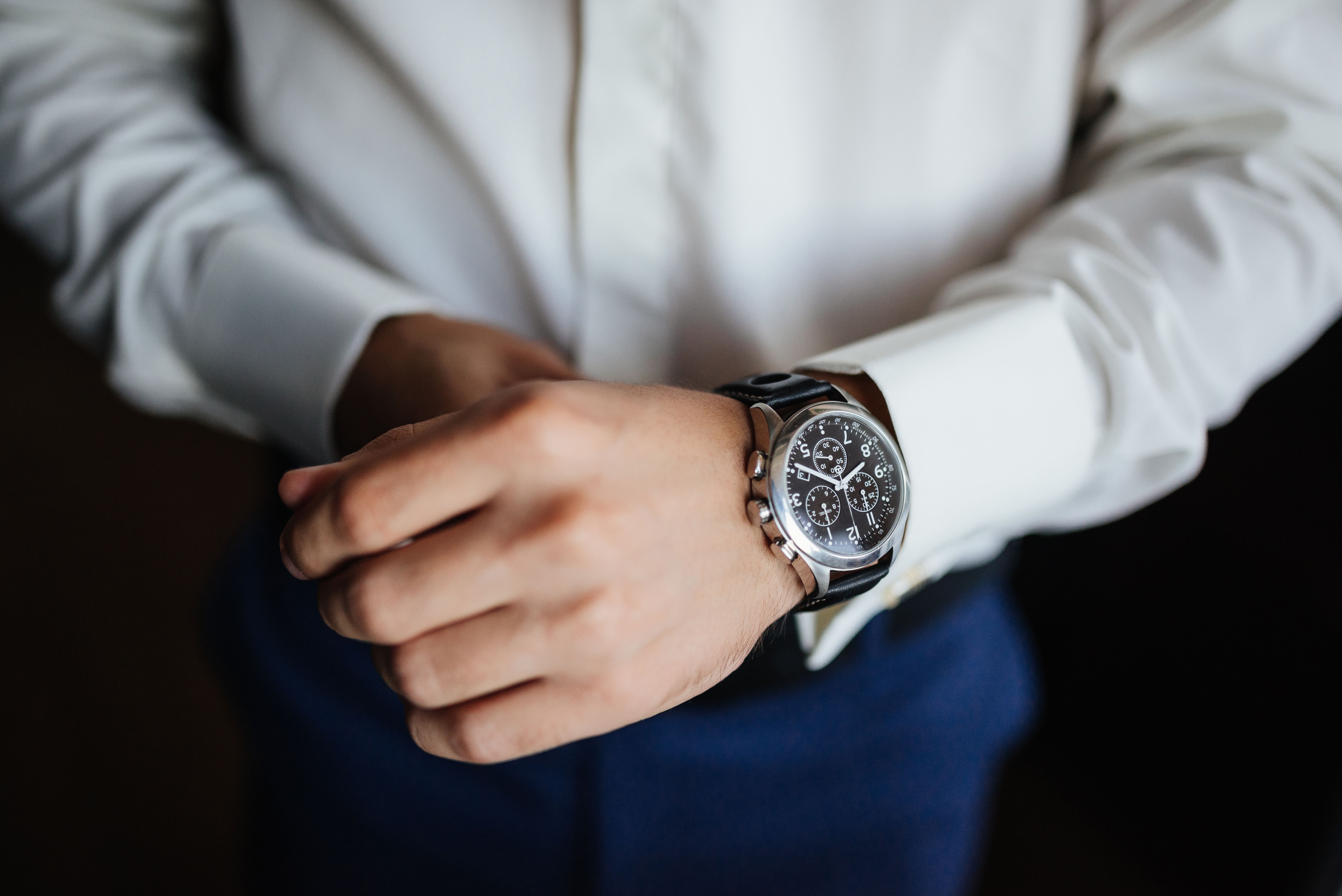 Luxury watch. Часы на руке мужчины. Мужчина с часами на руке. Рука с часами. Часы на руке у мужчины серебристые.