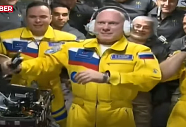 Rus kozmonotlar Ukrayna bayrağının renklerini taşıyan tulum giydi