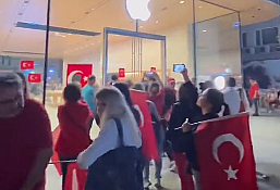 Bağdat caddesinde Apple mağazasına bayrak asıldı