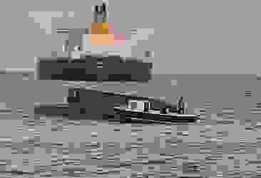 Yunan gemisi balıkçı teknesine çarptı!