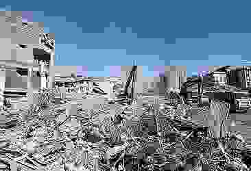 Gaziantep'te ağır hasarlı yapıların yıkımı sürüyor
