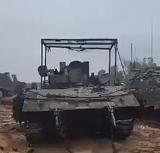 Yanan İsrail zırhlı araçları, Gazze'den tahliye ediliyor