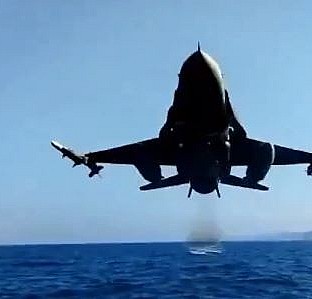 Türk F-16'sından düşmana korku salan alçak irtifa geçişi