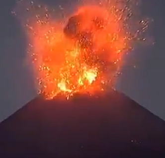 2 ayrı volkanın patlama anı