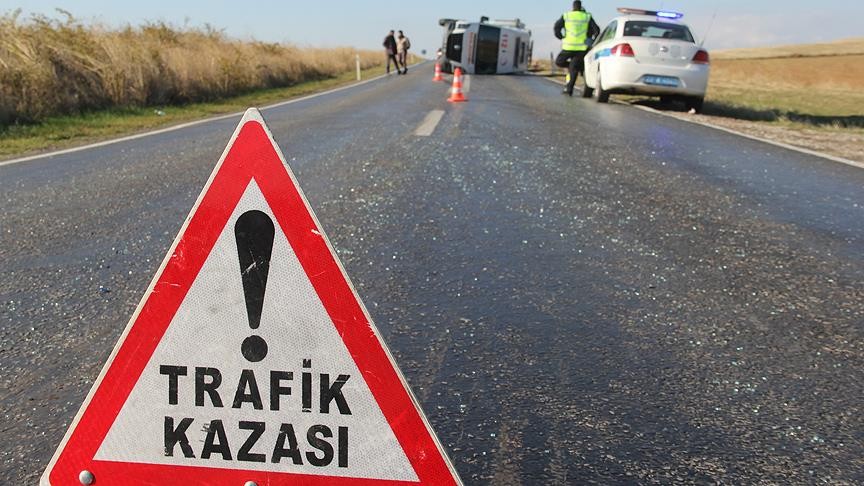 İzmir'de işçi servisleri ve otomobilin karıştığı kazada 6 kişi yaralandı
