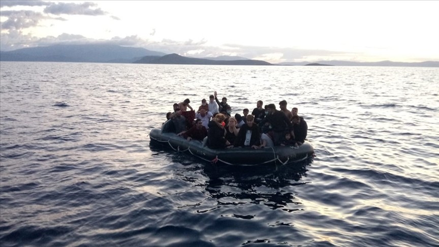 İzmir açıklarında geri itilen 66 düzensiz göçmen kurtarıldı