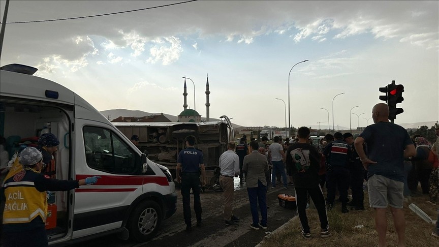 Afyonkarahisar'da minibüs ile kamyon çarpıştı: 25 kişi yaralandı