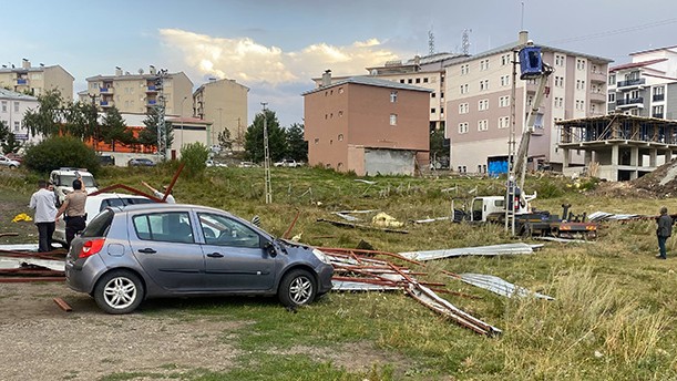 Ardahan'da etkili olan fırtına 8 binanın çatısını uçurdu