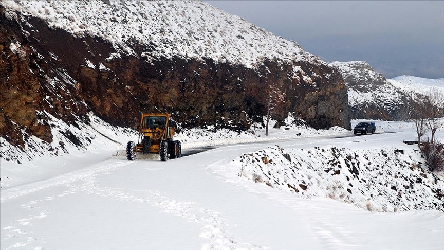 ​Muş'ta kardan kapanan köy ve mezra yolları açıldı
