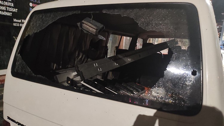 Sivas'ta yağan dolu araçların camlarını kırdı
