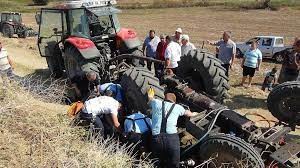 Sinop'ta devrilen traktörün altında kalan sürücü hayatını kaybetti.