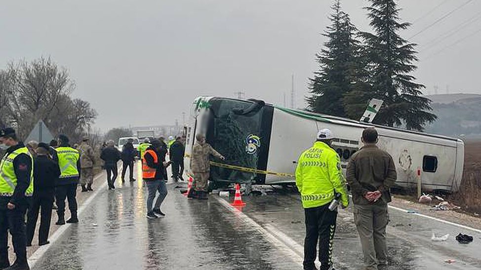Amasya'da yolcu otobüsü devrildi: 2 kişi öldü