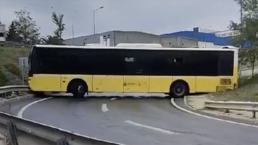 İstanbul'da virajı alamayan İETT otobüsü kaza yaptı