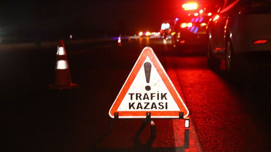 İzmir'de iki otomobilin çarpışması sonucu 2 kişi öldü