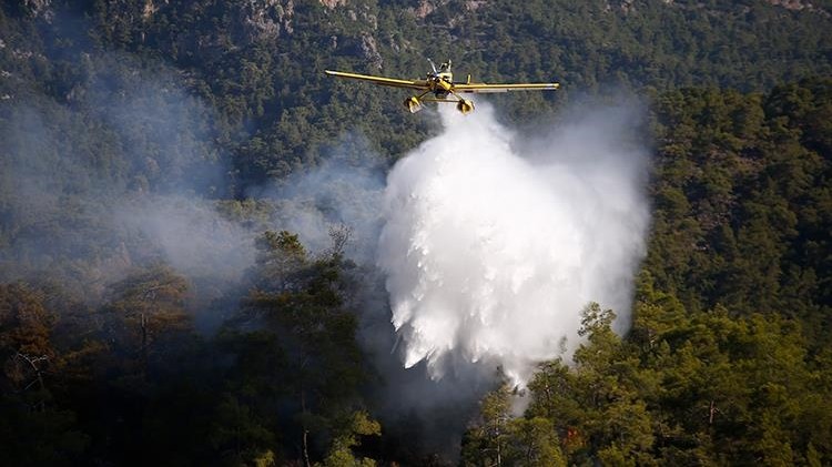 Antalya'daki orman yangınına havadan ve karadan müdahale sürüyor