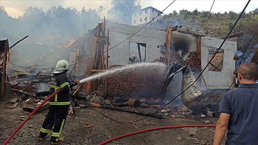 Kastamonu'da köyde çıkan yangın kontrol altına alındı