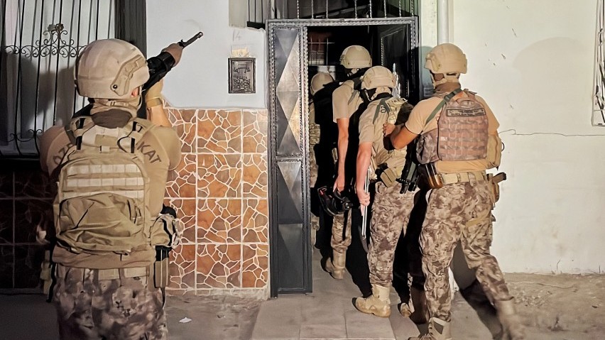 Mersin'de terör örgütlerine eş zamanlı operasyon
