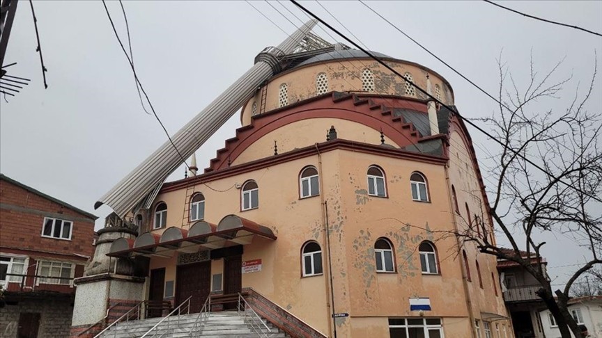 Şiddetli rüzgar köy camisinin minaresi devrdi