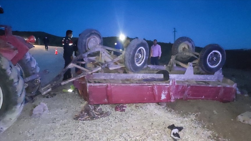 Afyonkarahisar'da traktörün su kanalına devrilmesi sonucu 1 kişi hayatını kaybetti