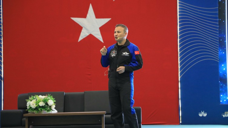 Astronot Gezeravcı Elazığ'da öğrencilerle buluştu